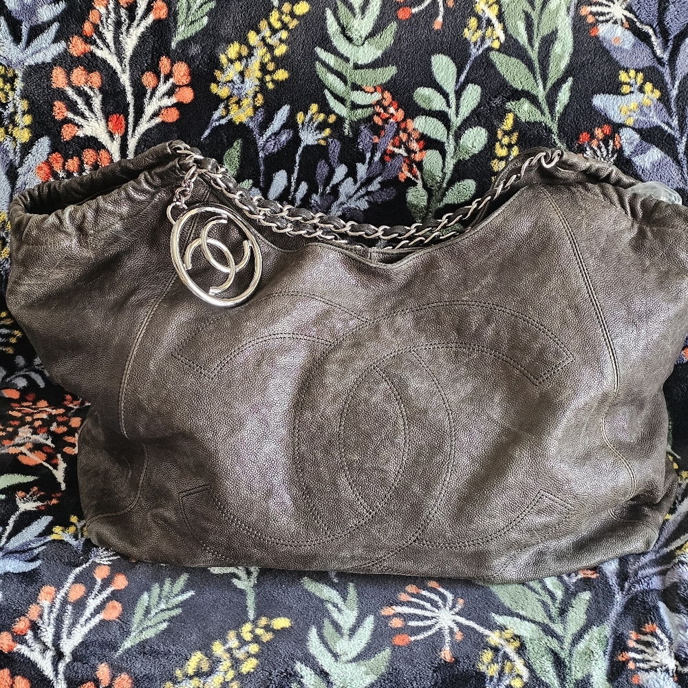 Chanel Caviar Leather Handbag Extra Large Sac Preowned Vintage Silver Hardware